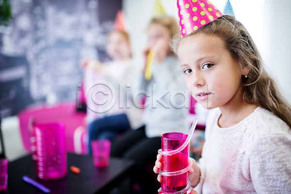 백인 어린이 어린이만 여자 외국인 JPG 아웃포커스 앞모습 옆모습 포토 고깔(모자) 들기 빨대 상반신 앉기 웃음 친구 컵 파티 학교 학생