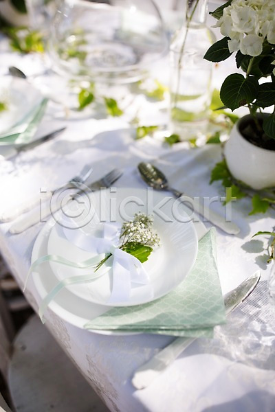 사람없음 JPG 아웃포커스 포토 결혼 결혼소품 결혼식 그릇 꽃 꽃병 나이프 수저 식기 야외 접시 주간 체코 탁자 포크