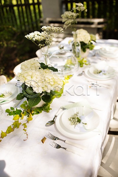 사람없음 JPG 아웃포커스 포토 결혼 결혼소품 결혼식 그릇 꽃 꽃병 나이프 식기 야외 접시 주간 체코 탁자 포크