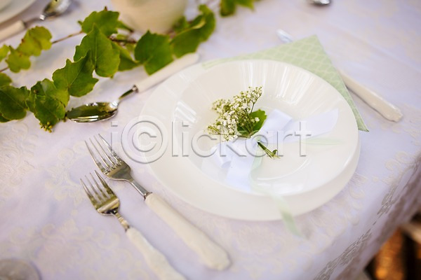사람없음 JPG 아웃포커스 포토 결혼 결혼소품 결혼식 꽃 수저 식기 야외 접시 주간 체코 탁자 포크