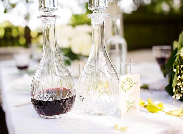 사람없음 JPG 아웃포커스 포토 결혼 결혼소품 결혼식 꽃 야외 와인 와인잔 주간 체코 탁자