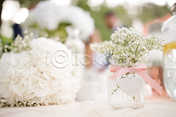 사람없음 JPG 아웃포커스 포토 결혼 결혼소품 결혼식 꽃 꽃병 부케 야외 주간 체코 탁자