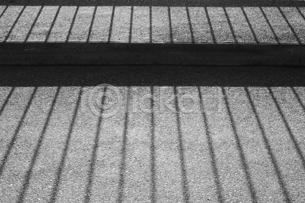 사람없음 JPG 포토 해외이미지 흑백 거리 건축양식 검은색 그림자 난간 대칭 도로 도시 바 바닥 바위 백그라운드 보행로 선 울타리 줄무늬 철책 추상 패턴 해외202004 햇빛 흰색
