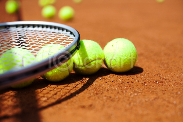 사람없음 JPG 아웃포커스 포토 해외이미지 그림자 땅바닥 야외 주간 테니스 테니스공 테니스라켓 테니스용품 테니스장 해외202004
