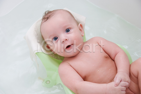 남자 남자아기한명만 아기 한명 JPG 포토 해외이미지 목욕 미소(표정) 씻겨주기 아기용품 욕조 청결