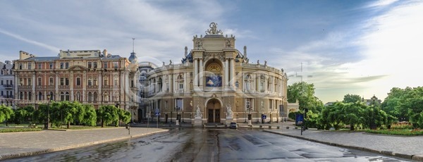 클래식 사람없음 JPG 포토 해외이미지 건물 건축양식 궁전 극장 도로 도시 디자인 문화 미술 방법 아침 야외 여행 역사 오페라 외관 우크라이나 유럽 재산 주택 천연기념물 파노라마 해외202004 해외포토 화창