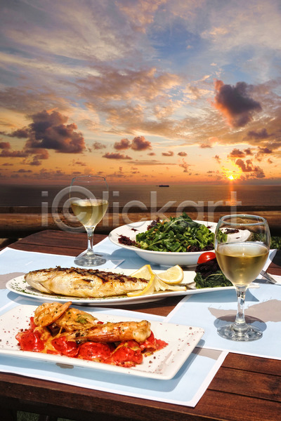 사람없음 JPG 포토 해외이미지 그리스 그릴 바다 새우 샐러드 섬 식당 야외 어류 와인 음식 접시 탁자 태양 파도 풍경(경치) 해산물 해외202004 휴가