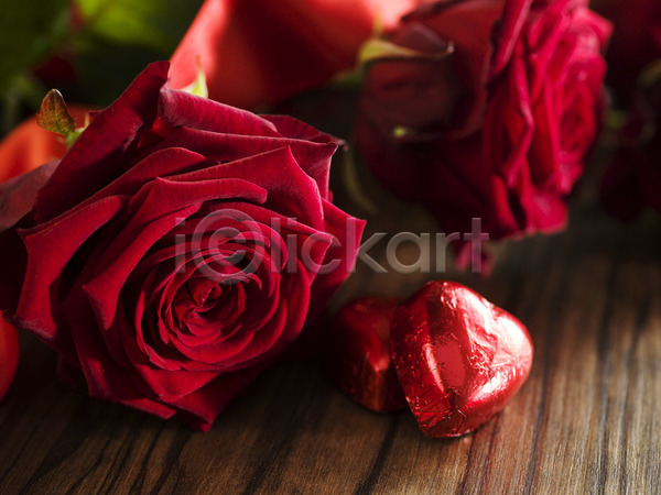 사람없음 JPG 근접촬영 포토 하이앵글 해외이미지 발렌타인데이 빨간색 오브젝트 장미 초콜릿 하트