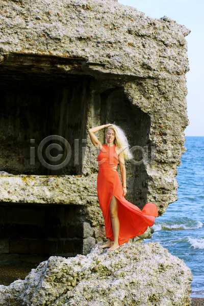 자유 행복 활발 사람 여자 한명 JPG 포토 해외이미지 1 건강 금발 드레스 라이프스타일 물 바다 바위 백그라운드 빨간색 신체 여름(계절) 자연 태양 폐허 해외202004