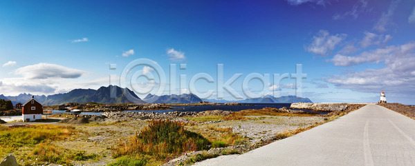사람없음 JPG 포토 해외이미지 구름 그림 노르웨이 대서양 도로 마을 만 맑음 물 바다 반사 북극 북쪽 산 섬 스칸디나비아 시골 신호등 야외 여름 여행 오두막 유럽 자연 주택 파노라마 파란색 풍경 하늘 해외202004 해외포토 햇빛 휴가