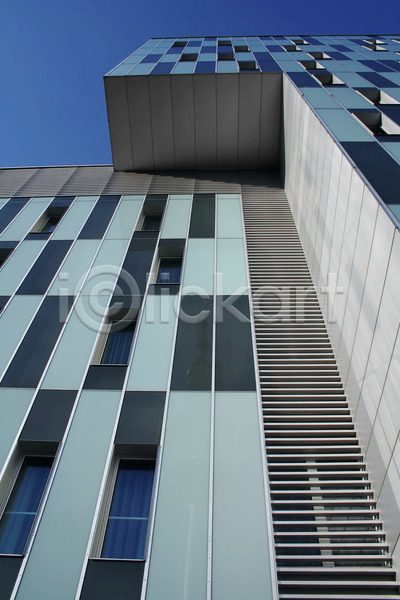 미래 사람없음 JPG 포토 해외이미지 건물 건축양식 도시 독일 세로 야외 유리 창문 추상 파란색 하늘 함부르크 해외202004