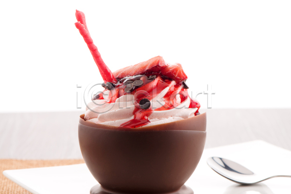 달콤 사람없음 JPG 포토 해외이미지 딸기 무스 숟가락 실내 접시 초코칩 초콜릿 해외202004 흰배경