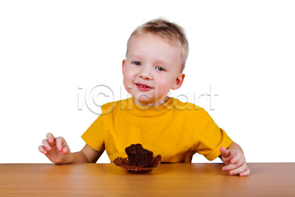 기쁨 행복 어린이 한명 JPG 포토 해외이미지 갈색 고립 금발 디저트 머핀 먹기 미소(표정) 얼굴 음식 작음 초콜릿 해외202004