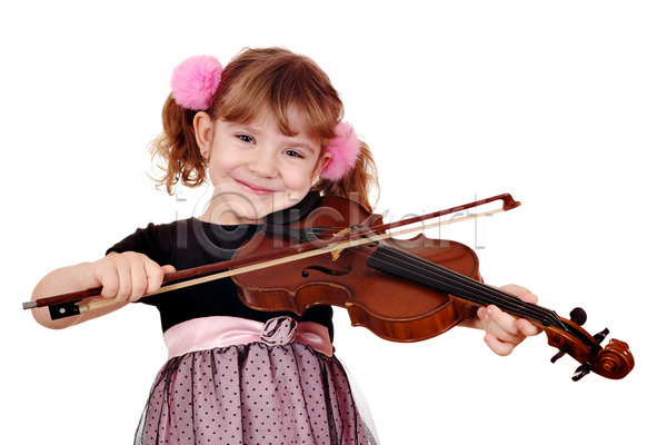 클래식 행복 백인 사람 어린이 여자 한명 JPG 포토 해외이미지 1 기구 끈 놀이 딸 미소(표정) 바이올리니스트 바이올린 음악 음악가 줄 포즈 표현 해외202004 흰색