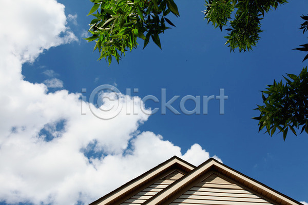 사람없음 JPG 포토 해외이미지 건축양식 구름(자연) 나무 부동산 절정 주택 지붕 파란색 하늘 해외202004 흰색