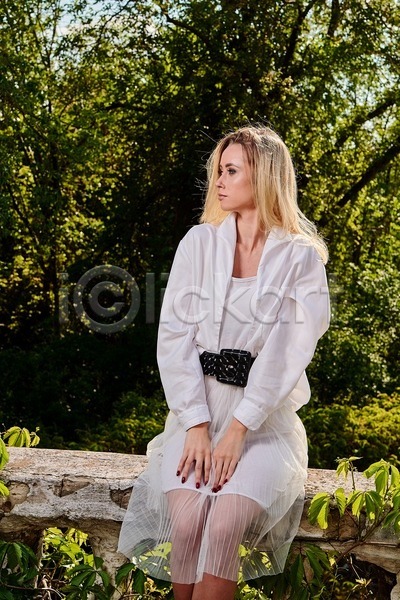 우아함 행복 화려 백인 여자 한명 JPG 포토 해외이미지 건강 금발 내추럴 도시 드레스 라이프스타일 모델 셔츠 수확 야외 여름(계절) 여행 여행객 우아 유럽 유행 치마 타운 해외202004 화창