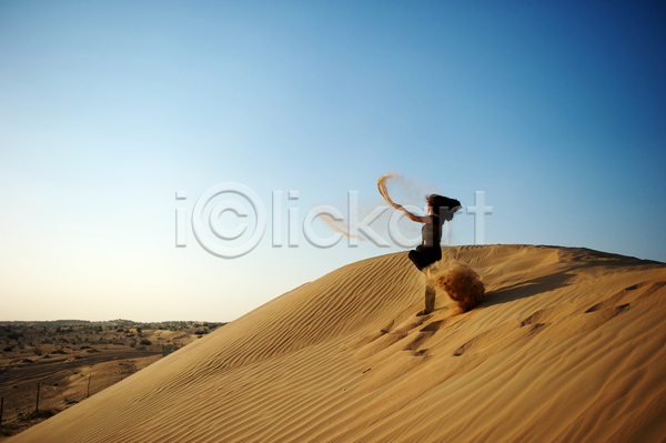 성인 성인여자한명만 여자 한명 JPG 포토 해외이미지 두바이 모래 모래언덕 사막 야외 전신 주간 풍경(경치) 하늘 해외202004 흩날리기