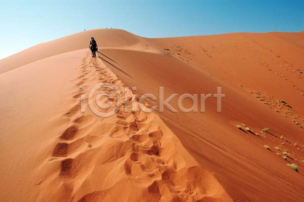 사람 한명 JPG 포토 해외이미지 걷기 나미비아 발자국 사막 야외 주간 풍경(경치) 해외202004
