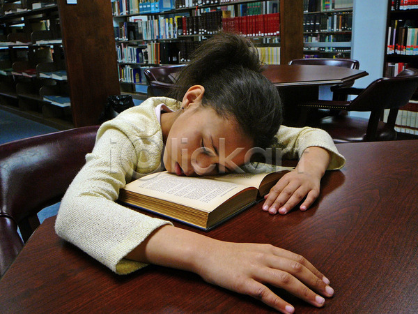 지루함 어린이 한명 JPG 포토 해외이미지 교육 도서관 독서 일반 잠 정보 책 학교 학생 해외202004