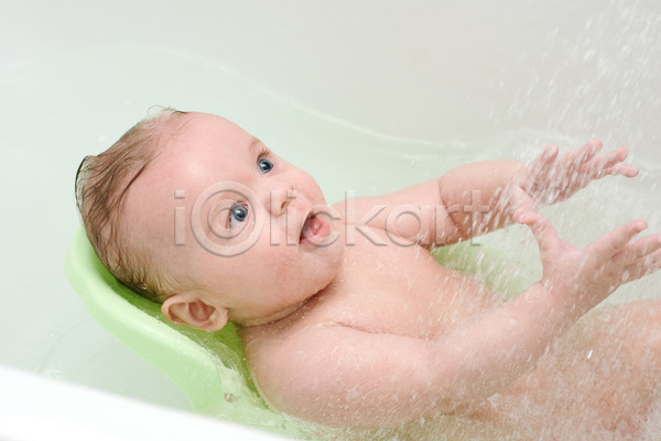 남자 남자아기한명만 아기 한명 JPG 포토 해외이미지 목욕 씻겨주기 아기용품 욕조 청결