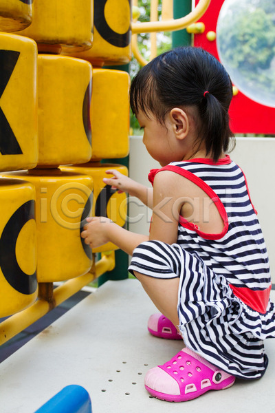기쁨 쉬는시간 행복 활발 동양인 사람 어린이 여자 한명 JPG 포토 해외이미지 걸음마 공원 긍정 놀이 놀이터 야외 여름(계절) 유치원 장난 중국 포즈 해외202004