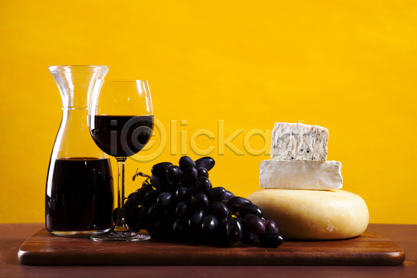 사람없음 JPG 포토 해외이미지 나무도마 노란배경 블루치즈 쌓기 와인 와인잔 유리병 치즈 포도 해외202004