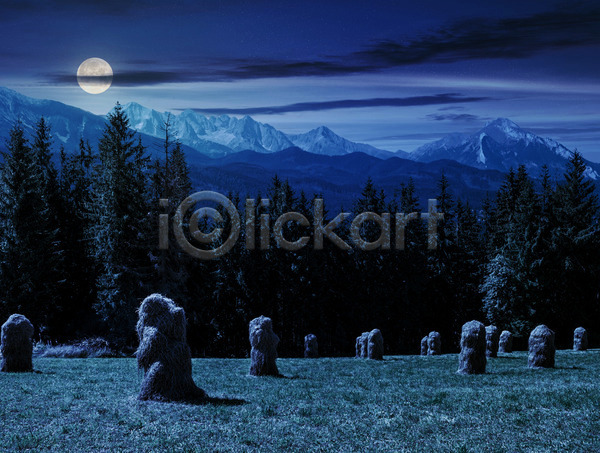 사람없음 JPG 포토 해외이미지 건초더미 달 보름달 산 야간 야외 파란색 풍경(경치) 하늘 해외202004
