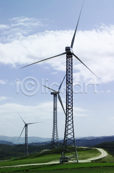 목표 역동적 사람없음 JPG 포토 해외이미지 금속 내추럴 바람 발전기 순환 언덕 에너지 자연 지원 초록색 탑 태양에너지 파란색 풍경(경치) 프로펠러 하늘 해외202004 환경
