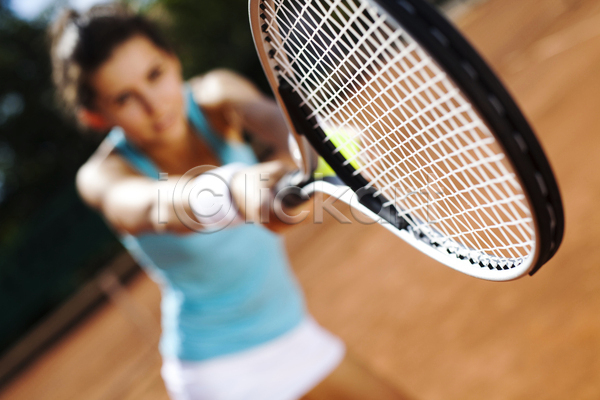 즐거움 서양인 성인 성인여자한명만 여자 한명 JPG 아웃포커스 앞모습 포토 해외이미지 들기 상반신 야외 여름(계절) 우먼라이프 주간 테니스 테니스라켓 테니스복 테니스장 해외202004