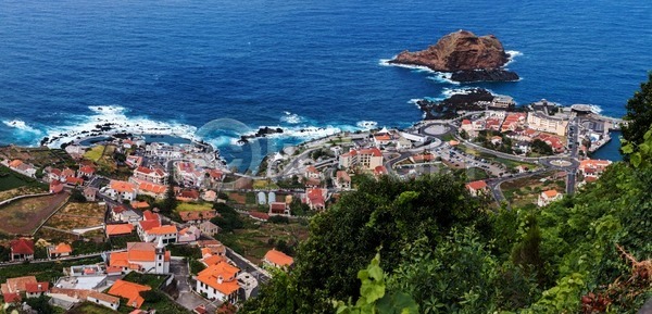 떨어짐 사람 사람없음 JPG 포토 해외이미지 건물 내추럴 당구 대서양 마을 물 바다 섬 수영장 암초 야외 여행 와인 유럽 이국적 자연 주택 파도 파란색 포르투갈 풍경 해외202004 해외포토 화산