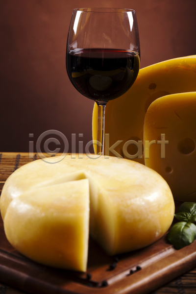 사람없음 JPG 포토 해외이미지 갈색배경 나무도마 바질 와인 와인잔 치즈 해외202004