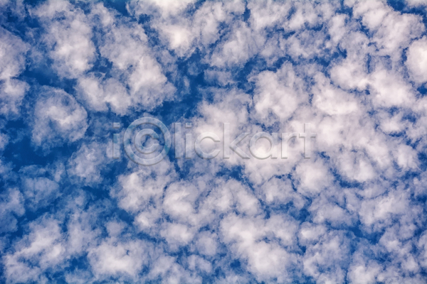 사람없음 JPG 포토 해외이미지 강렬 계절 구름(자연) 날씨 맑음 백그라운드 벽지 빛 솜털 여름(계절) 우주 자연 천국 파란색 하늘 해외202004 흐림 흰색