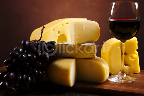 사람없음 JPG 포토 해외이미지 갈색배경 다양 쌓기 와인 와인잔 종류 치즈 포도 해외202004