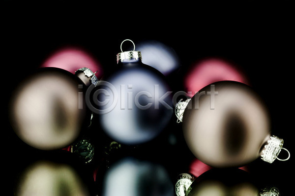 사람없음 JPG 포토 해외이미지 검은배경 실내 오너먼트 오브젝트 장식볼 크리스마스 크리스마스장식 해외202004