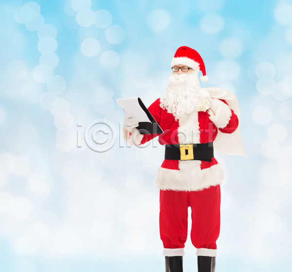 축하 행복 희망 남자 사람 한명 JPG 포토 해외이미지 12월 가방 겨울 계절 독서 목차 백그라운드 벨트 빨간색 산타클로스 선물 성자 수염 안경 전등 전통 캐릭터 크리스마스 클라우스 파란색 파티 해외202004 휴가