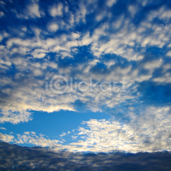 사람없음 JPG 포토 해외이미지 구름(자연) 날씨 백그라운드 빛 솜털 야외 자연 질감 투명 파란색 풍경(경치) 하늘 해외202004 햇빛 흰색