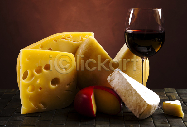 사람없음 JPG 포토 해외이미지 갈색배경 까망베르치즈 다양 와인 와인잔 조각치즈 종류 치즈 해외202004