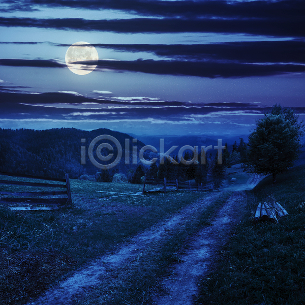 사람없음 JPG 포토 해외이미지 공원 공원길 구름(자연) 달 보름달 야간 야외 파란색 풍경(경치) 하늘 해외202004