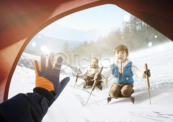 남자 세명 신체부위 어린이 여자 한국인 PSD 앞모습 편집이미지 가족라이프 가족여행 겨울 겨울캠프 눈(날씨) 손 썰매 썰매타기 앉기 텐트 편집 한손