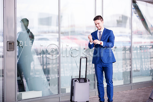 출장 남자 서양인 성인 성인남자한명만 한명 JPG 앞모습 포토 공항 그림자 비즈니스맨 서기 야외 웃음 주간 창문 캐리어