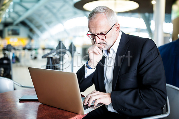 출장 남자 노년 노인남자한명만 서양인 한명 JPG 아웃포커스 앞모습 포토 공항 공항라운지 노트북 비즈니스맨 상반신 실내 앉기 카페