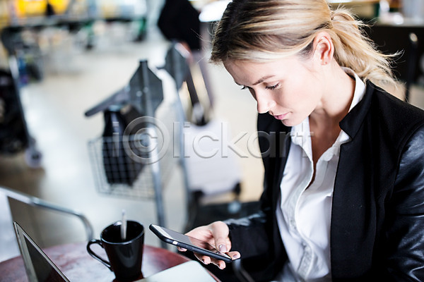 출장 서양인 성인 성인여자한명만 여자 한명 JPG 아웃포커스 포토 공항 공항라운지 머그컵 비즈니스우먼 상반신 스마트폰 실내 앉기 카페