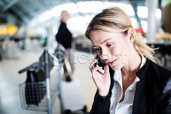 출장 두명 서양인 성인 여자 JPG 아웃포커스 포토 공항 공항라운지 동료 비즈니스우먼 상반신 스마트폰 실내 앉기 카페 통화
