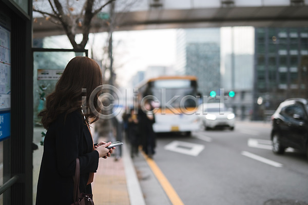 30대 성인 성인만 여러명 여자 한국인 JPG 아웃포커스 옆모습 포토 기다림 대중교통 도로 들기 버스 버스정류장 비즈니스우먼 상반신 서기 스마트폰 야외 워킹맘 주간 출근 퇴근