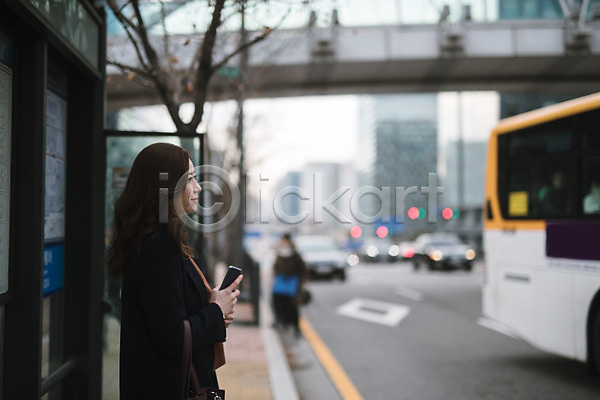 30대 두명 성인 성인만 여자 한국인 JPG 아웃포커스 옆모습 포토 기다림 대중교통 도로 들기 버스 버스정류장 비즈니스우먼 상반신 서기 스마트폰 야외 워킹맘 주간 출근 퇴근