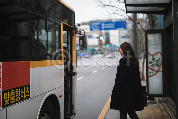 30대 성인 성인여자한명만 여자 한국인 한명 JPG 옆모습 포토 대중교통 도로 버스 버스정류장 비즈니스우먼 상반신 서기 야외 워킹맘 주간