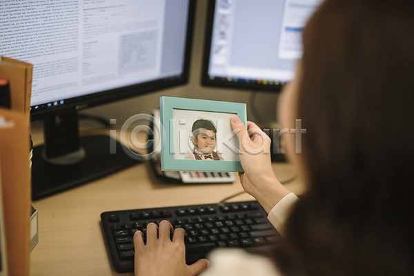 30대 성인 성인여자한명만 여자 한국인 한명 JPG 뒷모습 앞모습 포토 들기 비즈니스우먼 사무실 상반신 실내 앉기 액자 워킹맘 책상 컴퓨터