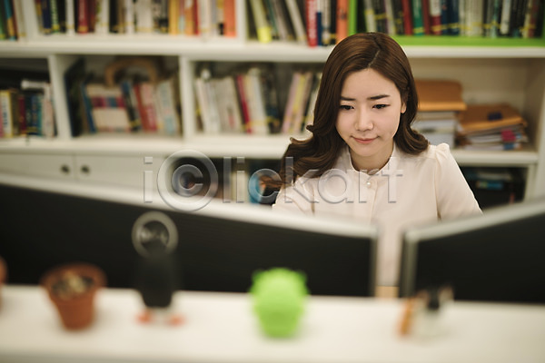 30대 성인 성인여자한명만 여자 한국인 한명 JPG 앞모습 포토 비즈니스우먼 사무실 상반신 실내 앉기 업무 워킹맘 책상