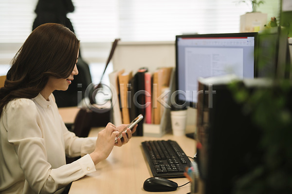 30대 성인 성인여자한명만 여자 한국인 한명 JPG 옆모습 포토 비즈니스우먼 사무실 상반신 스마트폰 실내 앉기 업무 워킹맘 책상 컴퓨터