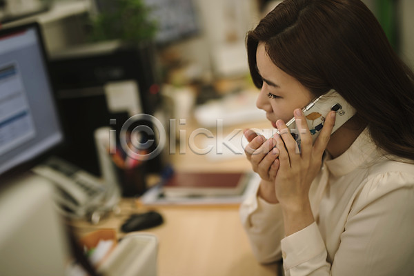 30대 성인 성인여자한명만 여자 한국인 한명 JPG 옆모습 포토 비즈니스우먼 사무실 상반신 스마트폰 실내 워킹맘 책상 통화